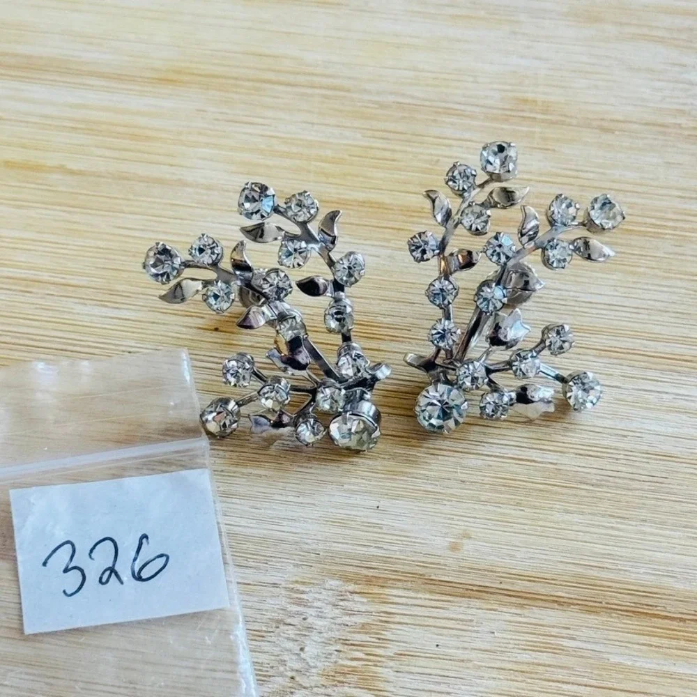 Jeweled floral Earrings VTG Screw back silver clear Crystal Rhinestone snowflake